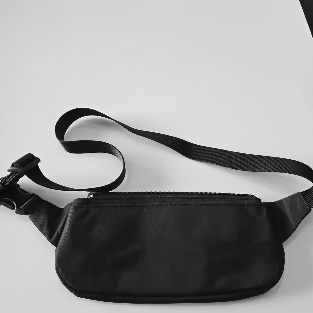 Tumi Women's Belt Bag - Like New Condition - Picture 5 of 9